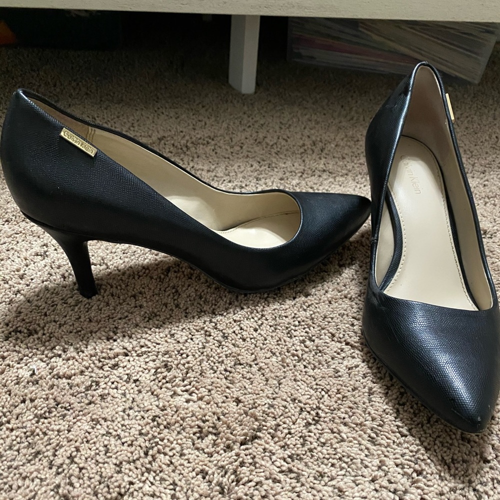 Black Pointed Toe Heels - Picture 1 of 7